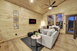 Smart-TV, peis og bøker