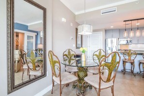Apartment, 2 Queen-Betten, Poolzugang, Meerblick (Ocean Club 1506) | Speisen