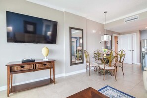 Apartment, 2 Queen-Betten, Poolzugang, Meerblick (Ocean Club 1506) | Innenbereich