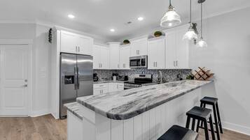 Réfrigérateur, four à micro-ondes, un four, surface de cuisson