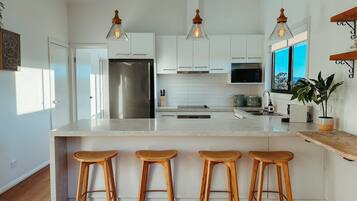 Frigorífic, microones, forn i placa de cuina