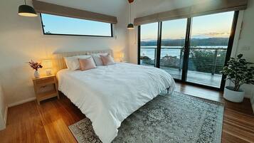 3 dormitoris, planxa i posts de planxar, Internet i roba de llit