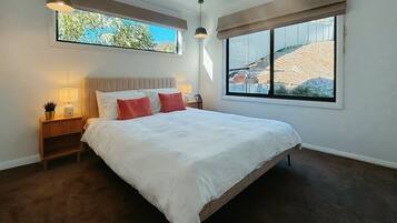 3 bedrooms, iron/ironing board, Internet, bed sheets