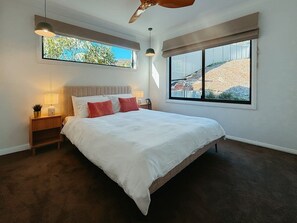 مكواة/لوح كي وخدمة الإنترنت وملاءات أسرّة