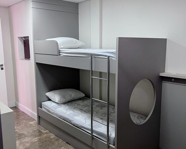 Cortinas blackout, tabla de planchar con plancha y wifi gratis 