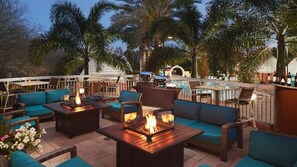 تناول الطعام بالخارج