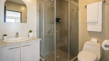 Secador de pelo, toallas, jabón y papel higiénico