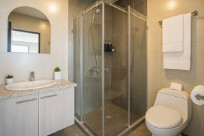 Sèche-cheveux, serviettes fournies, savon, papier toilette