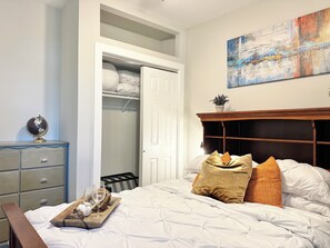 2 habitaciones, tabla de planchar con plancha, wifi y ropa de cama 