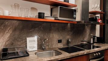 Departamento exclusivo | Cocina privada | Refrigerador con congelador, microondas, horno y parrilla de estufa