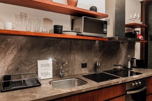 Departamento exclusivo | Cocina privada | Refrigerador con congelador, microondas, horno y parrilla de estufa 