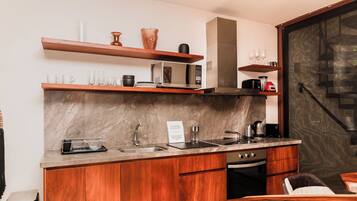 Departamento exclusivo | Cocina privada | Refrigerador con congelador, microondas, horno y parrilla de estufa