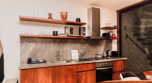 Departamento exclusivo | Cocina privada | Refrigerador con congelador, microondas, horno y parrilla de estufa 