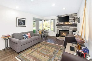 Televisión y chimenea 