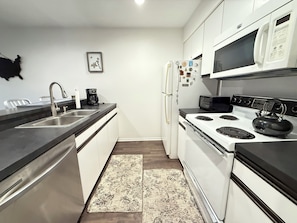 Refrigerador, microondas, horno y parrilla de estufa 