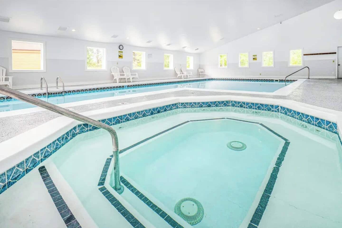 من حمّامات السباحة المغطاة