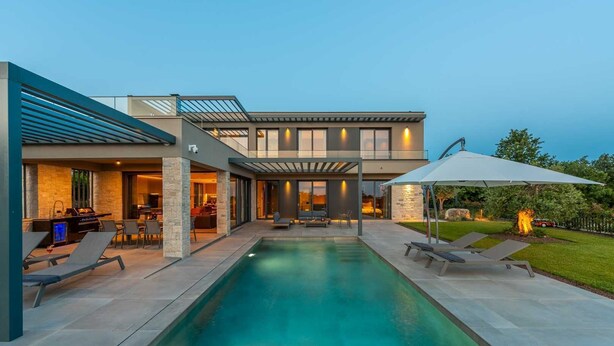 A modern house with a swimming pool, outdoor seating, and a barbecue area. - Villa Visignano with heated pool and welness facilities (Višnjan)
