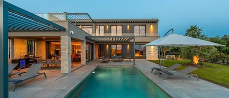 حمّام سباحة مُدفَّأ