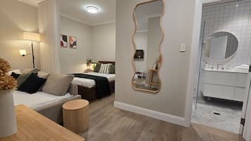 Schreibtisch, Bügeleisen/Bügelbrett, kostenloses WLAN, Bettwäsche