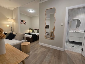 Desk, iron/ironing board, free WiFi, bed sheets - Charming Bronte Studio (Bronte)
