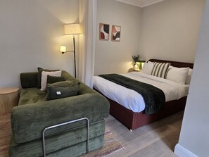 Bureau, fer et planche à repasser, Wi-Fi gratuit, draps fournis