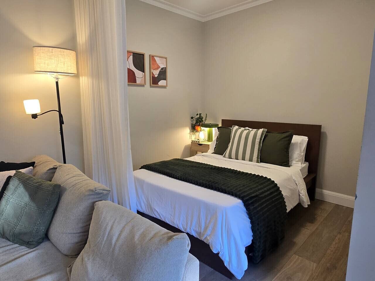 Een bureau, een strijkplank/strijkijzer, gratis wifi, beddengoed