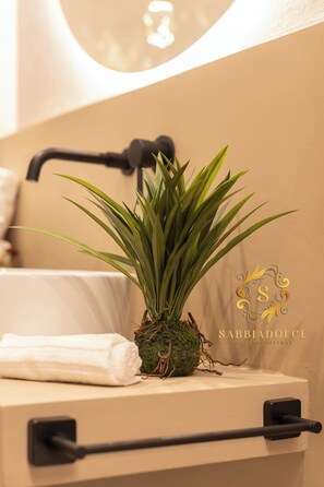 Sèche-cheveux, serviettes fournies, savon, papier toilette