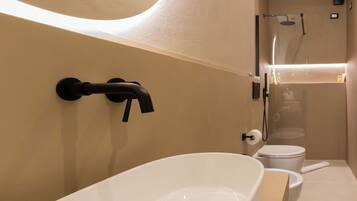 Haartrockner, Handtücher, Seife, Toilettenpapier