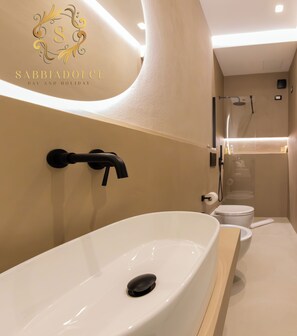 Haartrockner, Handtücher, Seife, Toilettenpapier