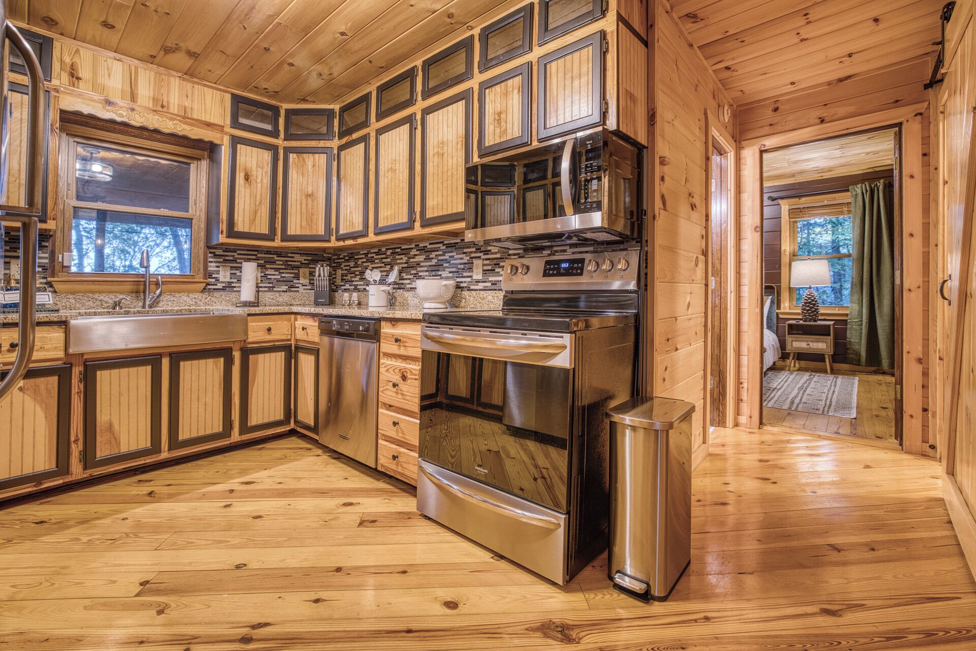 Mikrobølgeovn, ovn, kokeplater og oppvaskmaskin