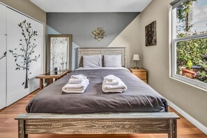 Skrivebord, strykejern/-brett, wi-fi og sengetøy