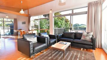 Casa Luxury, 2 camere da letto, vista giardino | Area soggiorno | TV LCD 45 pollici con canali satellitari, caminetto