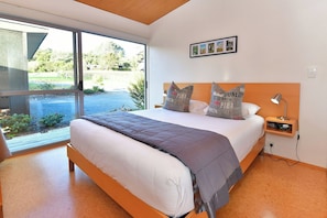 Casa de lujo, 2 habitaciones, vista al jardín | Caja de seguridad en la habitación y tabla de planchar con plancha