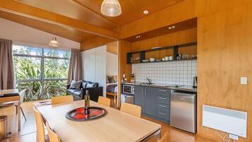 Casa de lujo, 2 habitaciones, vistas al jardín | Cocina privada | Trona infantil