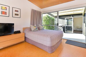 Casa de lujo, 2 habitaciones, vista al jardín | Caja de seguridad en la habitación y tabla de planchar con plancha