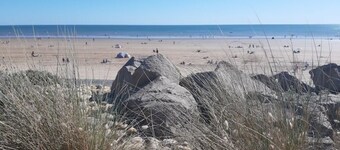 Vacation home, quiet area, seafront.