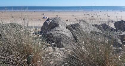 Vacation home, quiet area, seafront.