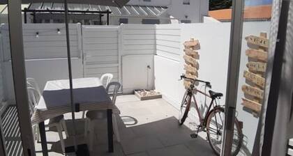 Vacation home, quiet area, seafront.