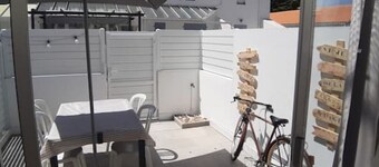 Vacation home, quiet area, seafront.