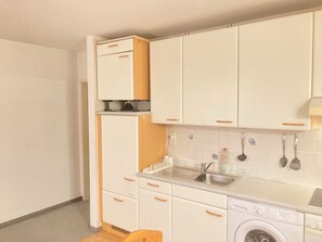Geladeira, fogão, cooktop, cafeteira/chaleira