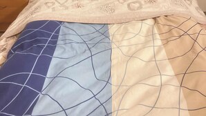 A bed with a wooden headboard, two white pillows, and a patterned bedspread. - Cosy, well-connected Flat near Vienna city center and the central train station (Vienna)