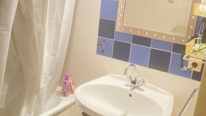 Soap, shampoo, toilet paper - Cosy, well-connected Flat near Vienna city center and the central train station (Vienna)