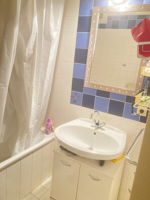 Soap, shampoo, toilet paper - Cosy, well-connected Flat near Vienna city center and the central train station (Vienna)