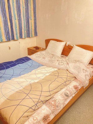 1 quarto, ferros/tábuas de passar roupa, roupa de cama