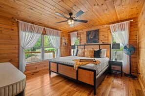 5 bedrooms, desk, free WiFi, bed sheets - Modern Lakefront Cabin on Lake Keowee (Seneca)