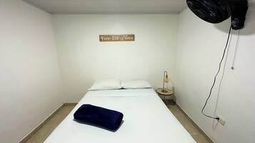 Tabla de planchar con plancha, Internet, ropa de cama