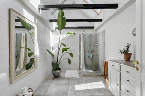 Shower, hair dryer, towels, toilet paper - Cozy country house with outdoor pool (Kalvehave)