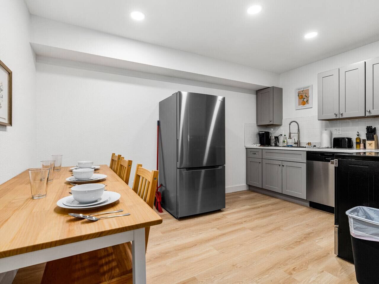 Køleskab, mikrobølgeovn, ovn, kogeplade