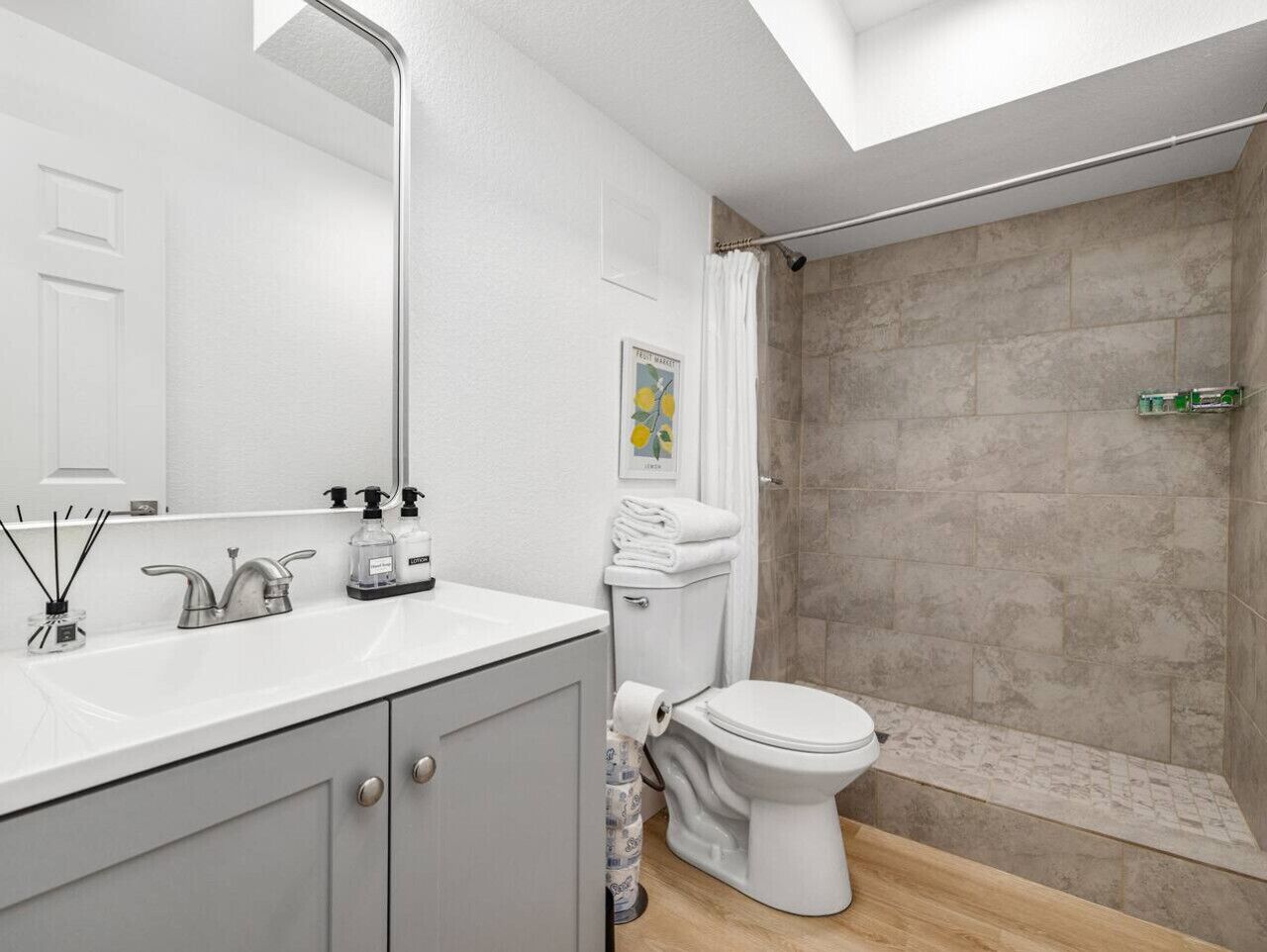 Shower, hair dryer, towels