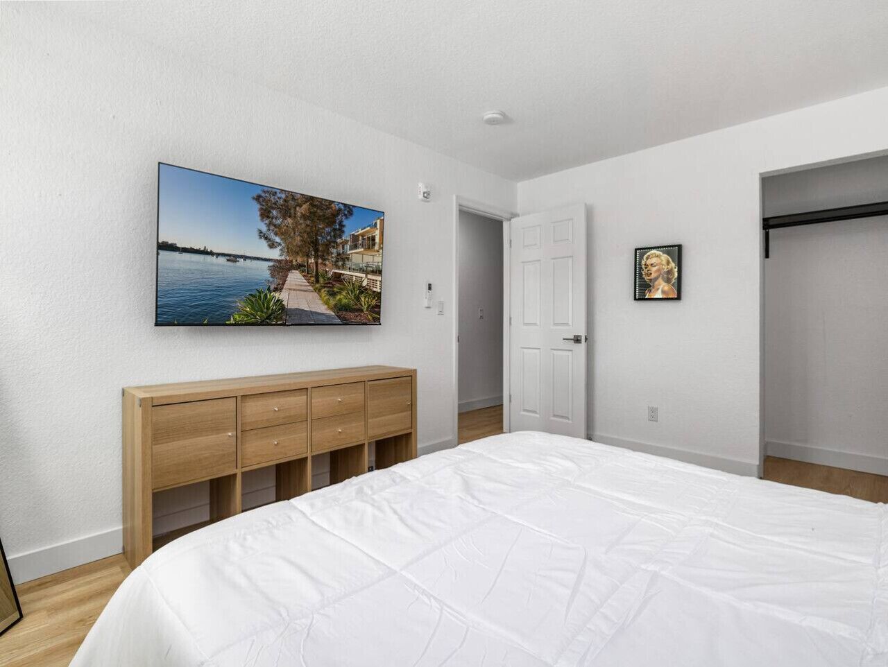 2 bedrooms, desk, iron/ironing board, WiFi